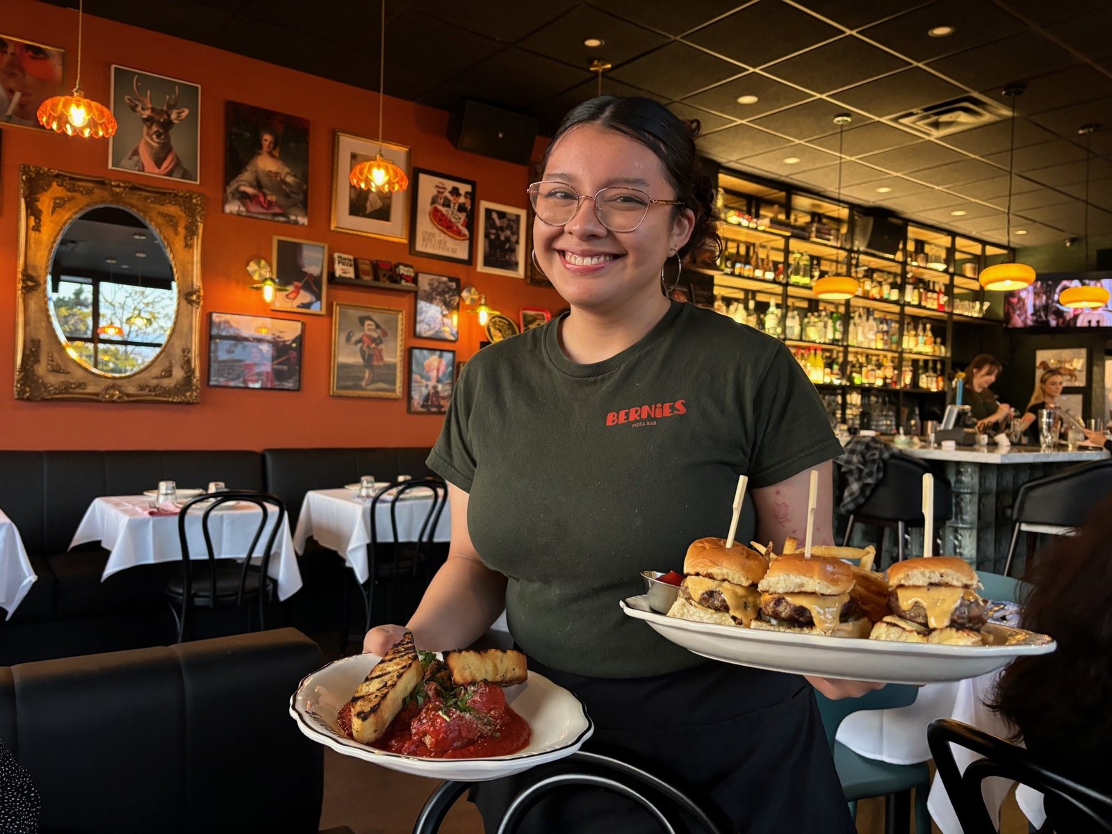 Discover the rise of Bernies Pizza Martini Bar, a new sensation on Montreal’s West Island, a sit-down restaurant specializing in tavern-style pizza. A must-visit!