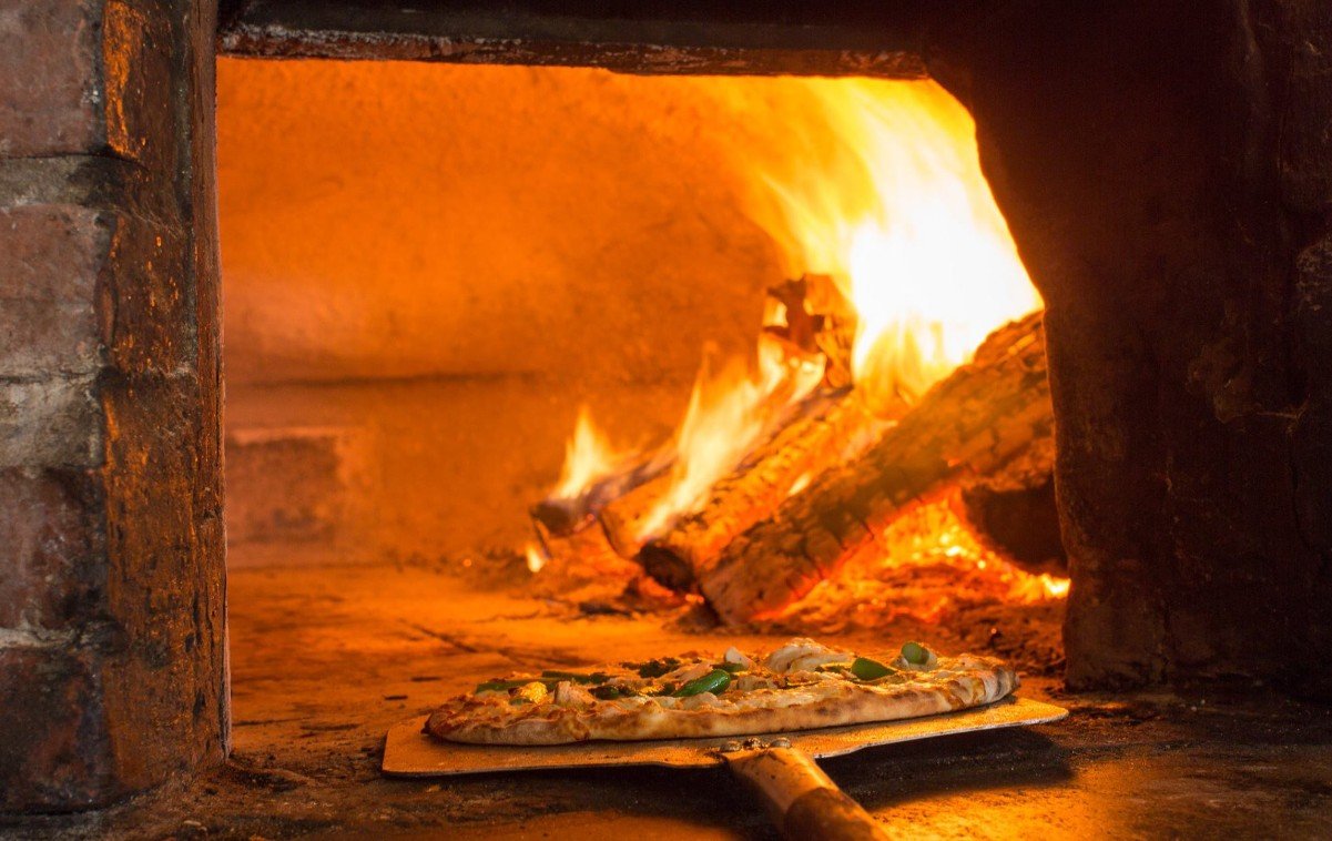 Discover Resto Vieux Four Manago, a hidden gem in Kirkland. Enjoy a family-friendly vibe, standout pizza and paste-meals, and cozy Italian dining on West Island.