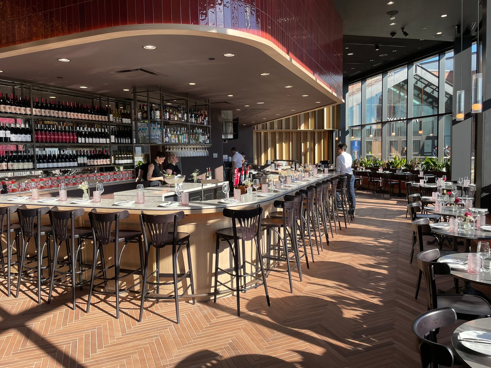 Discover Le Fou Fou, Montreal's premier food hall! With 12 culinary concepts, 3 bars, groundbreaking tech, and vibrant events, it’s a feast for the senses.