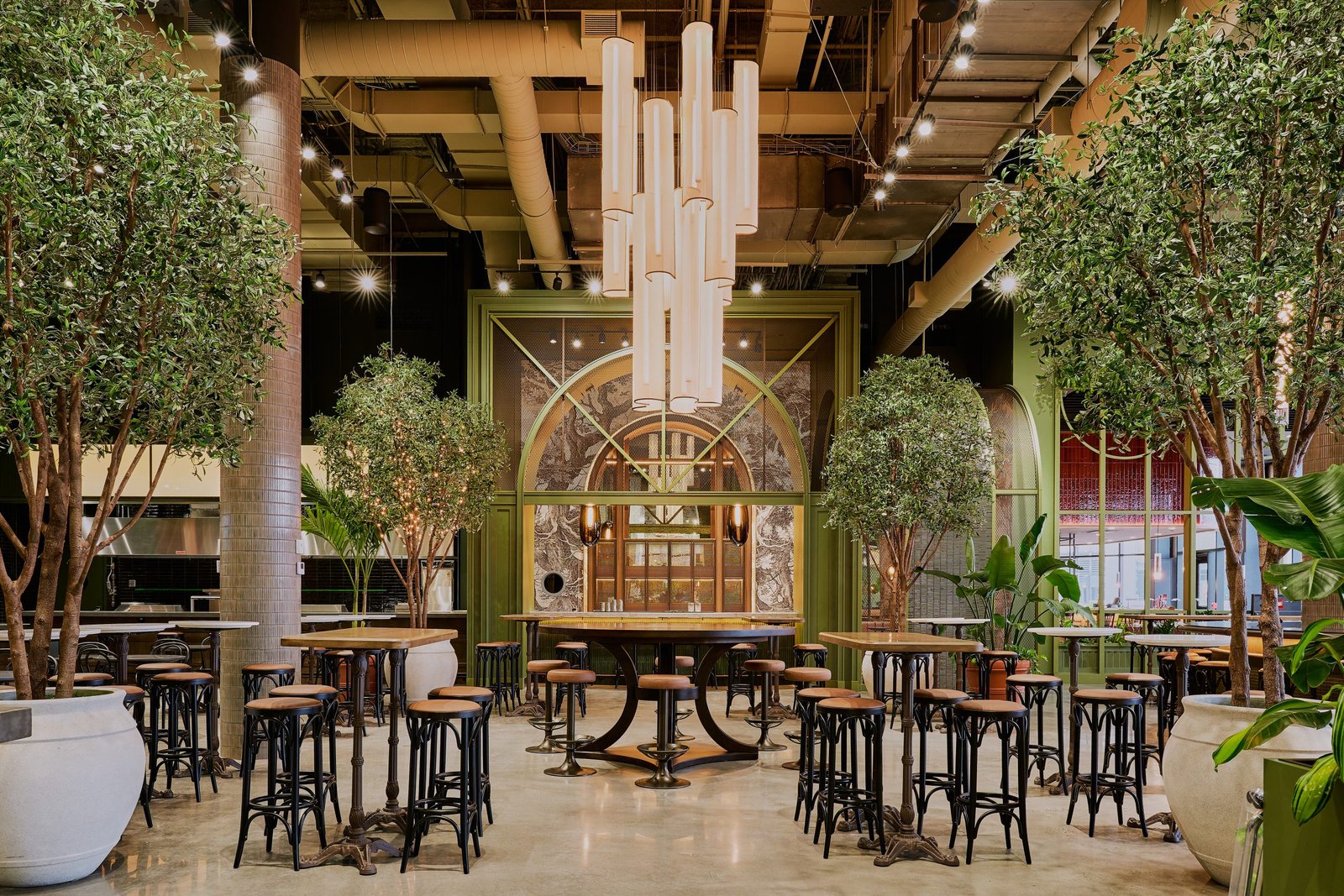 Discover Le Fou Fou, Montreal's premier food hall! With 12 culinary concepts, 3 bars, groundbreaking tech, and vibrant events, it’s a feast for the senses.