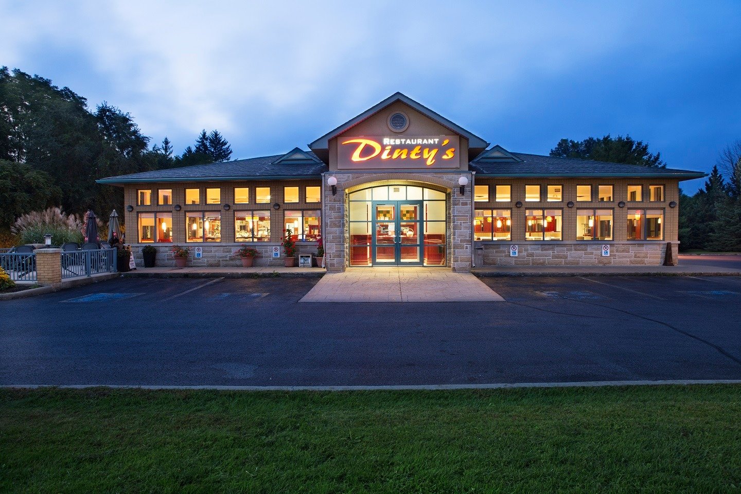 Dinty’s Restaurant in Aylmer, a family-owned icon since the 1930s. Enjoy Greek specialties, diverse menus, and a welcoming atmosphere just 15 minutes from Ottawa.