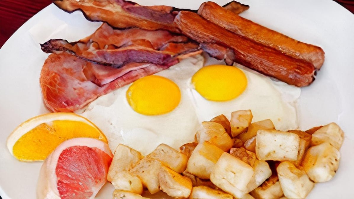 Dinty’s Restaurant in Aylmer, a family-owned icon since the 1930s. Enjoy Greek specialties, diverse menus, and a welcoming atmosphere just 15 minutes from Ottawa.