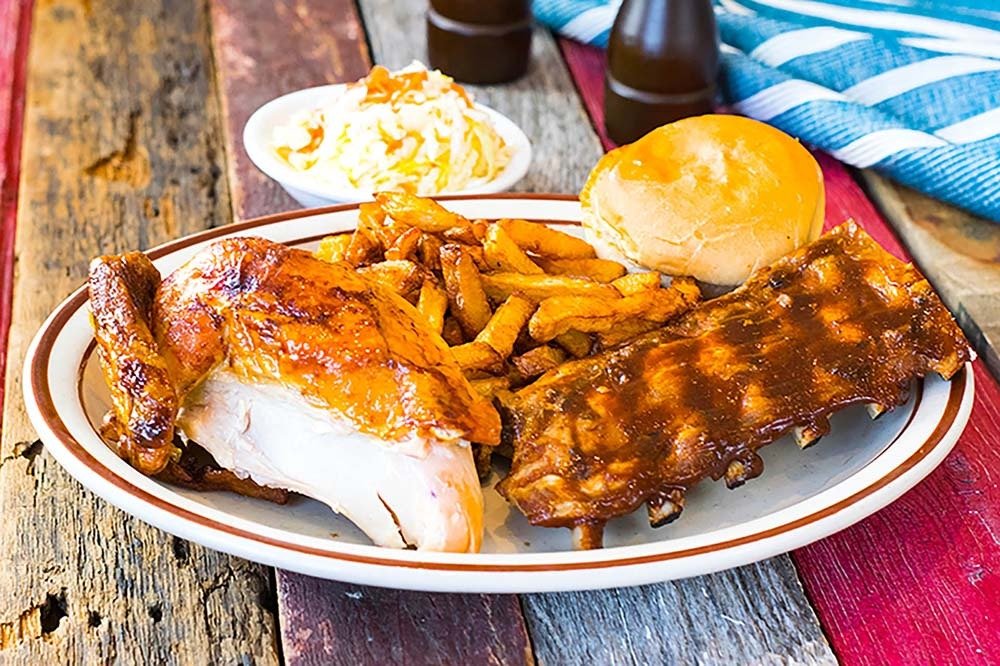 Legendary charcoal rotisserie chicken in Montreal’s West Island. Côte St-Luc BBQ serves comfort food classics with timeless flavor and family-friendly charm.