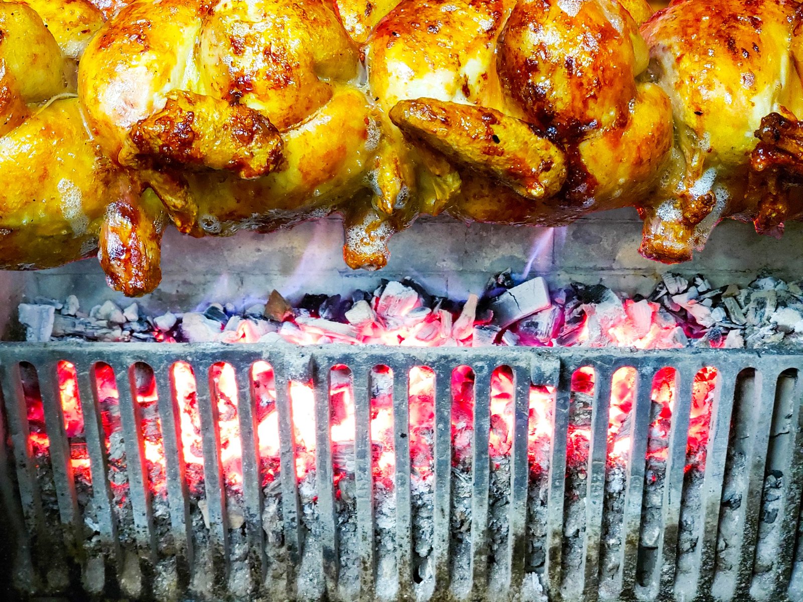 Legendary charcoal rotisserie chicken in Montreal’s West Island. Côte St-Luc BBQ serves comfort food classics with timeless flavor and family-friendly charm.