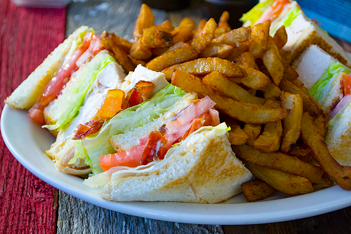 Legendary charcoal rotisserie chicken in Montreal’s West Island. Côte St-Luc BBQ serves comfort food classics with timeless flavor and family-friendly charm.