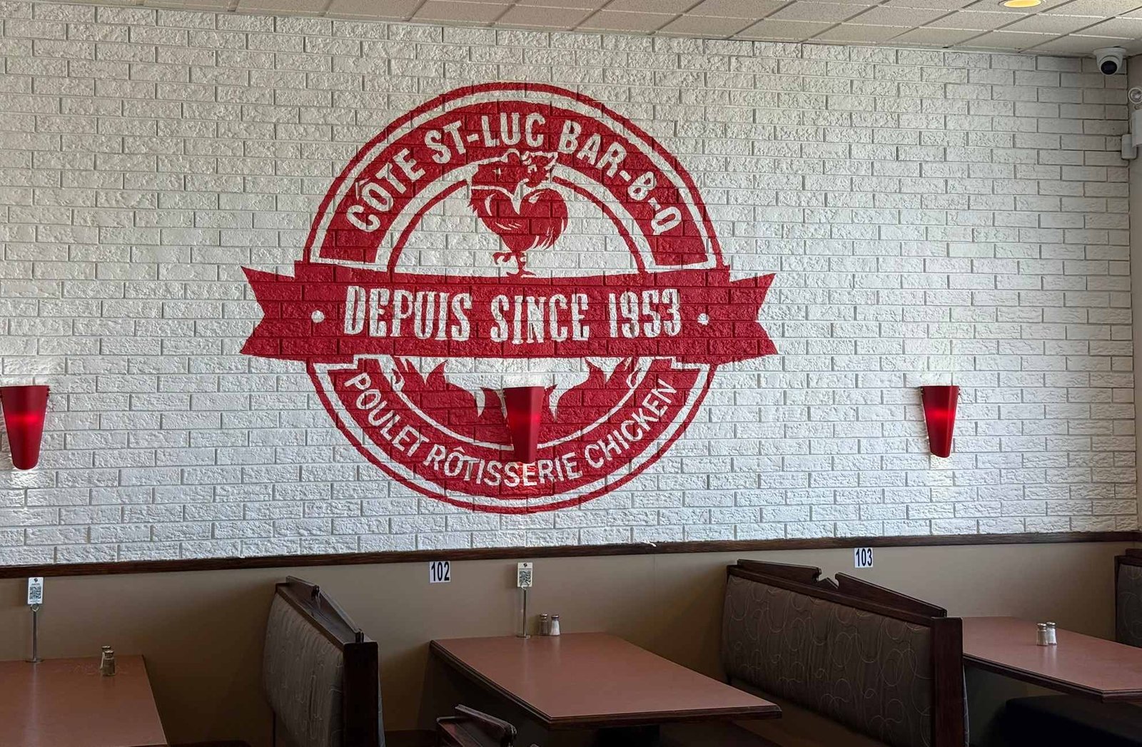 Legendary charcoal rotisserie chicken in Montreal’s West Island. Côte St-Luc BBQ serves comfort food classics with timeless flavor and family-friendly charm.
