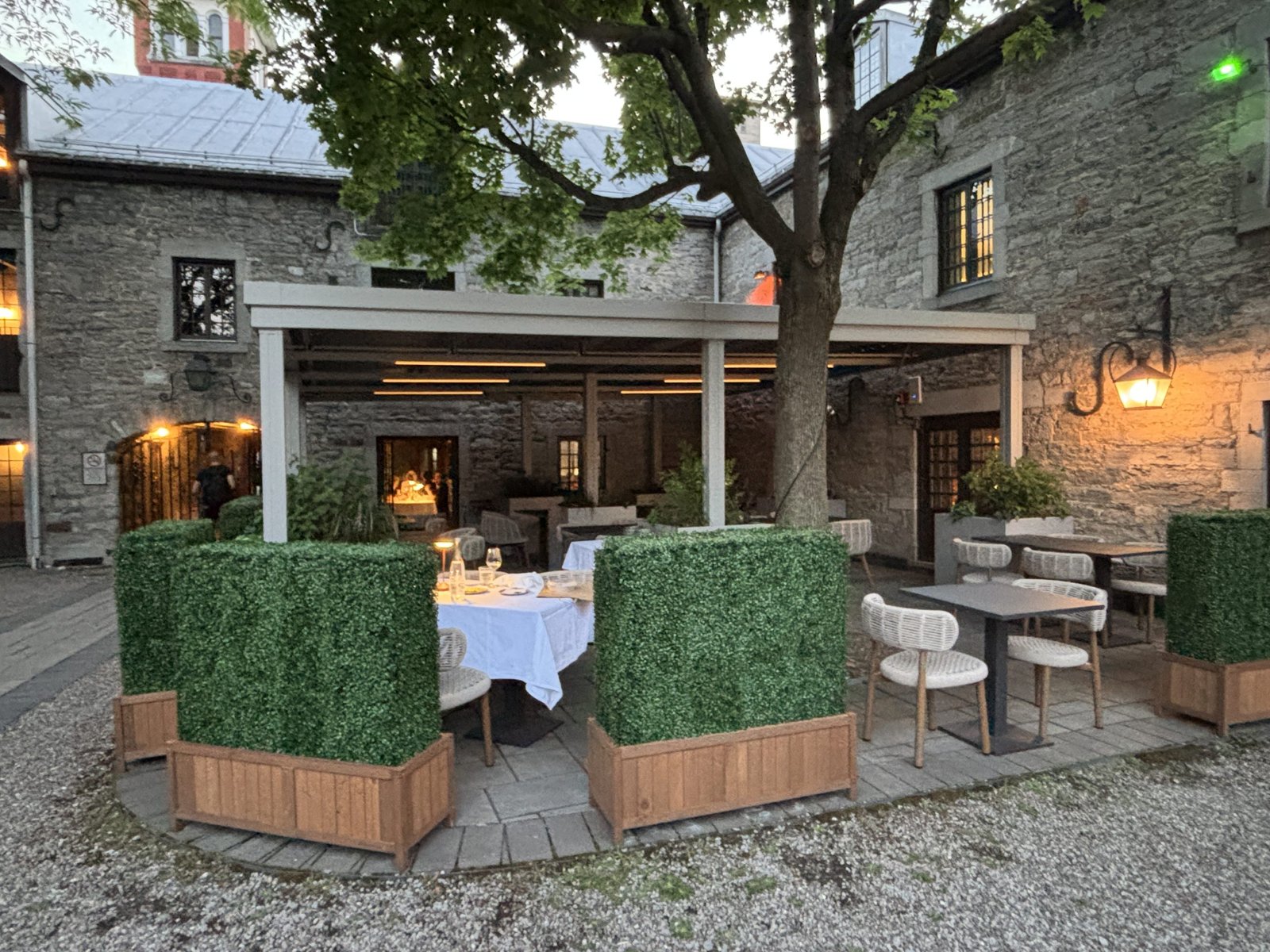 Gibbys Restaurant in Old Montreal unveils its charming terrasse and new lunch service, blending historic elegance with a refined, unforgettable dining experience.