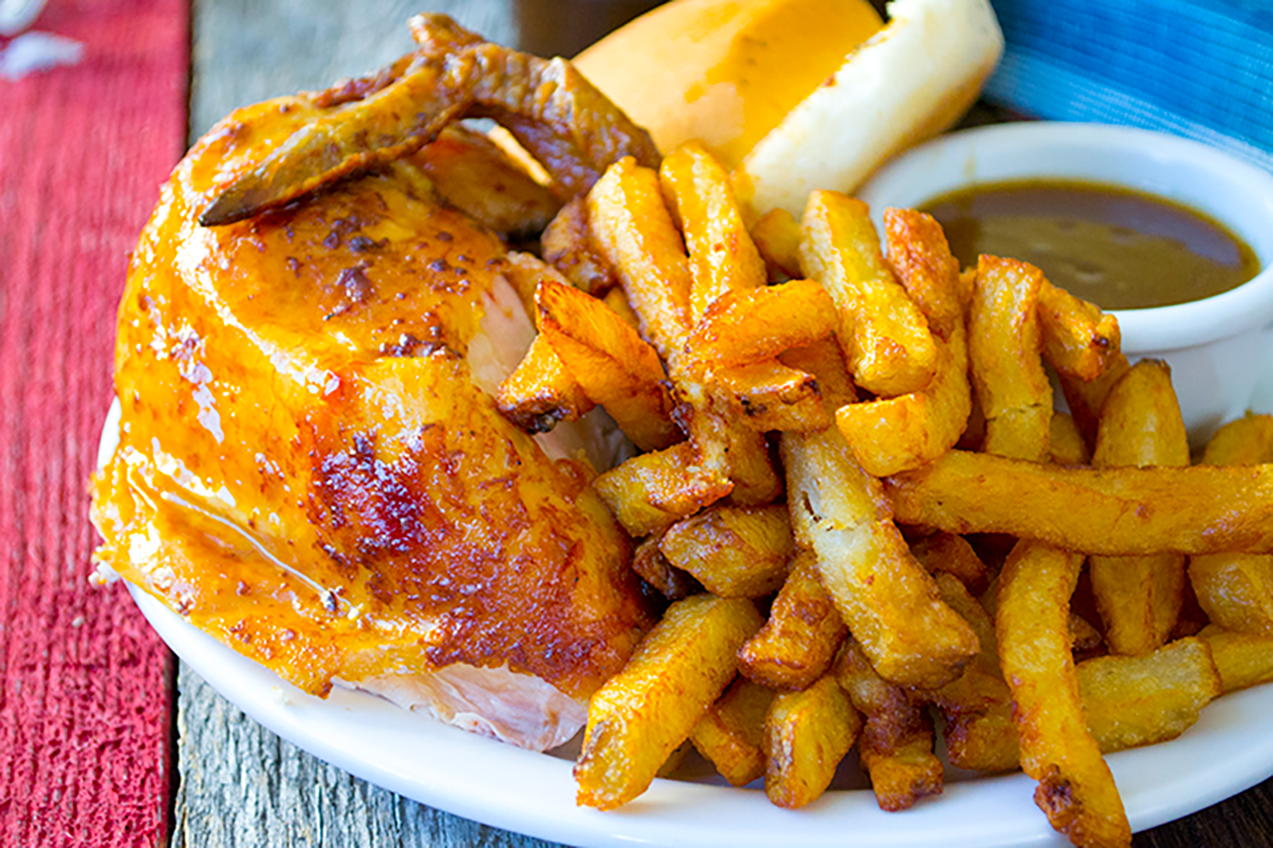 Legendary charcoal rotisserie chicken in Montreal’s West Island. Côte St-Luc BBQ serves comfort food classics with timeless flavor and family-friendly charm.