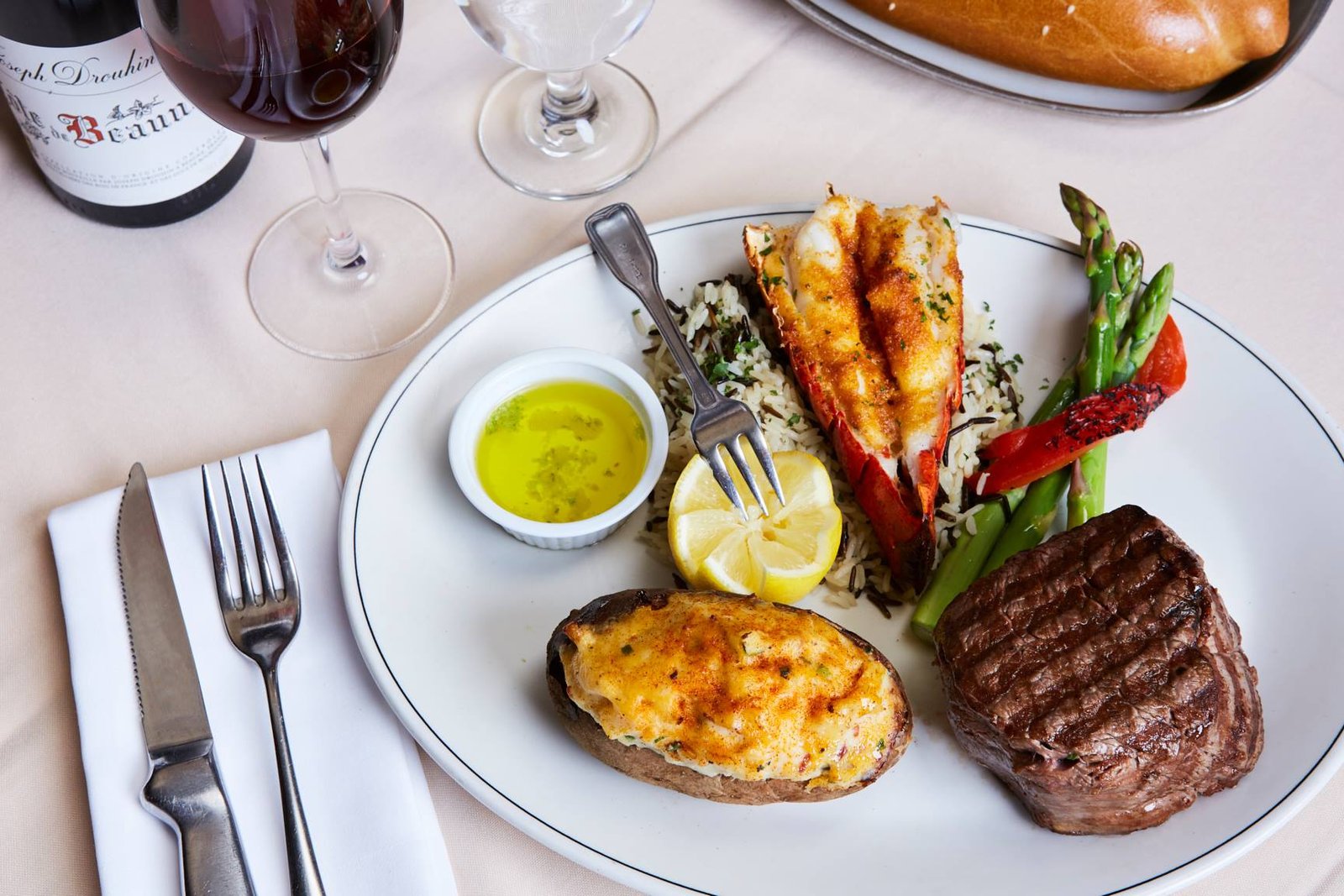 Gibbys Restaurant in Old Montreal unveils its charming terrasse and new lunch service, blending historic elegance with a refined, unforgettable dining experience.