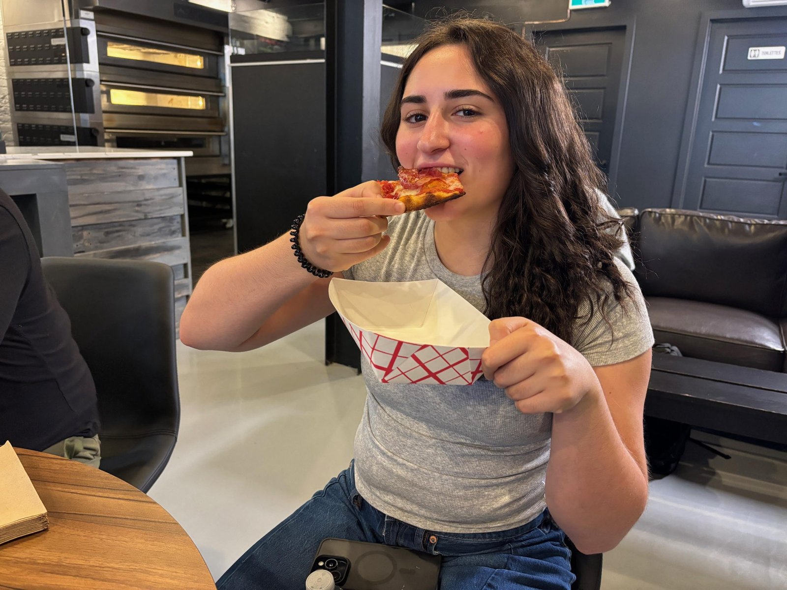 Craving pizza? Step into Roman Pie Pizza on Rue Saint-Denis. Authentic Roman-style pizza al taglio with history, flavor, and passion baked into every slice.