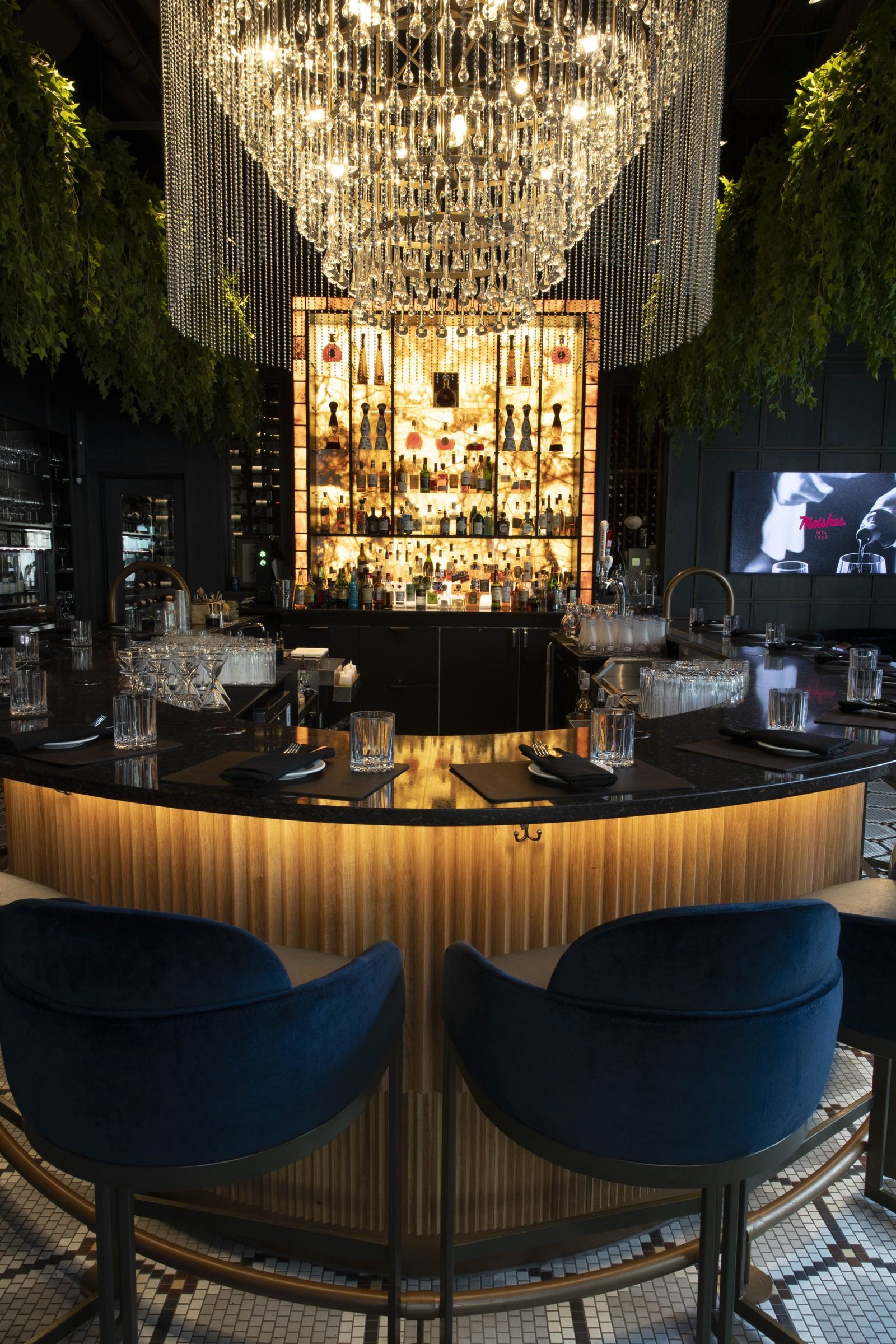 Montreal’s legendary Moishes Steakhouse returns at Victoria Square, offering USDA Prime steaks, gourmet seafood, and an unforgettable fine dining experience.