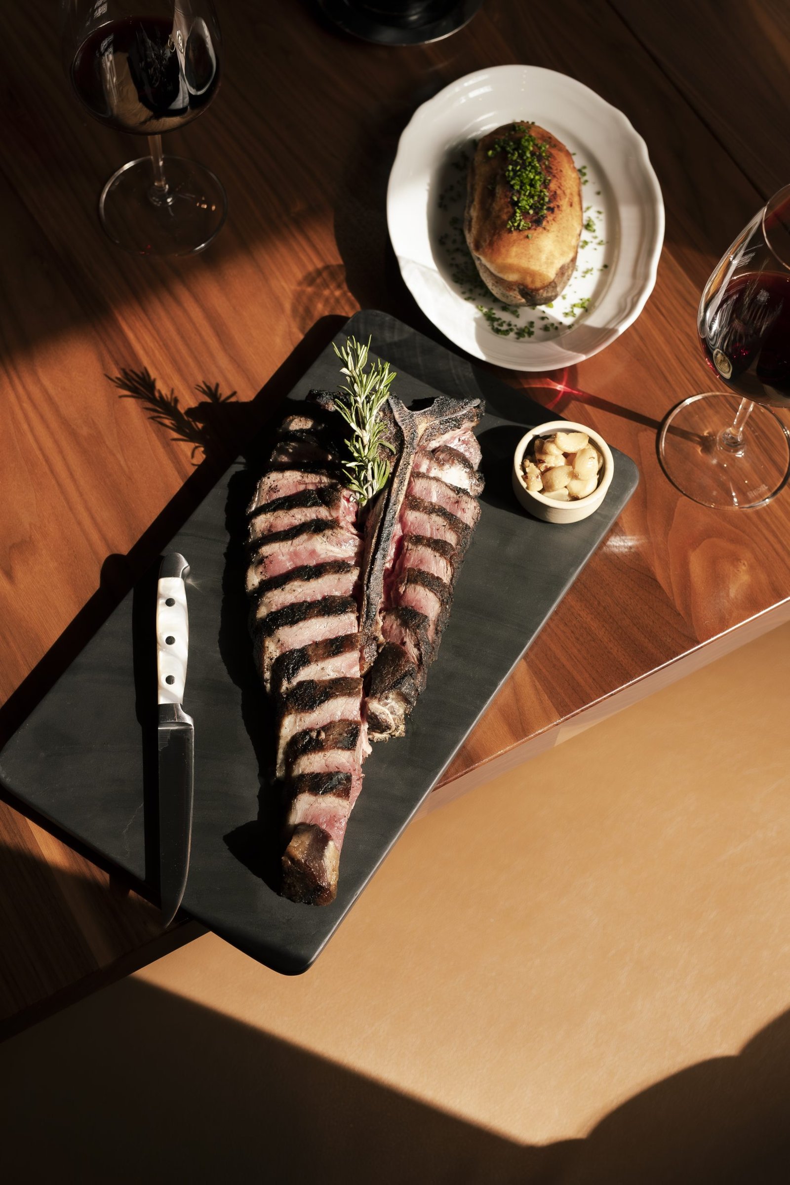 Montreal’s legendary Moishes Steakhouse returns at Victoria Square, offering USDA Prime steaks, gourmet seafood, and an unforgettable fine dining experience.