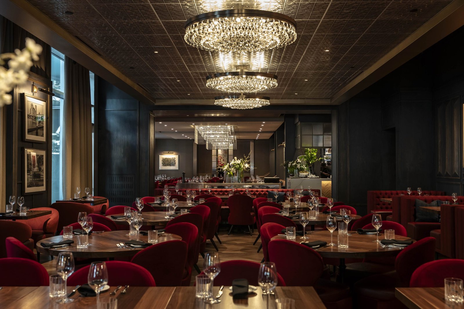 Montreal’s legendary Moishes Steakhouse returns at Victoria Square, offering USDA Prime steaks, gourmet seafood, and an unforgettable fine dining experience.
